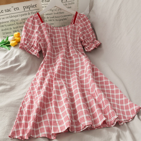 Rūtaina sieviešu kleita ar kvadrātveida kakla izgriezumu