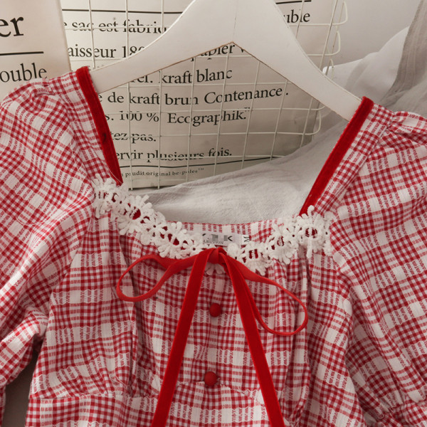 Rūtaina sieviešu kleita ar kvadrātveida kakla izgriezumu