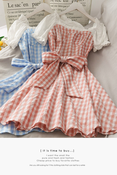 Разкроена дамска рокля с къс ръкав и панделка 