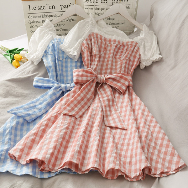 Разкроена дамска рокля с къс ръкав и панделка 