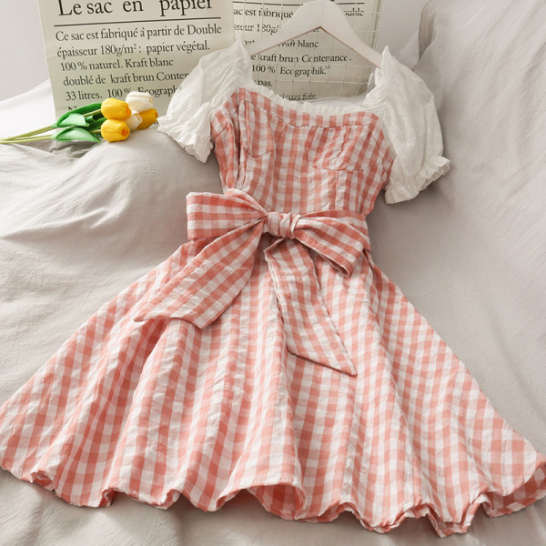 Разкроена дамска рокля с къс ръкав и панделка 