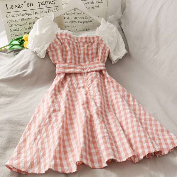 Разкроена дамска рокля с къс ръкав и панделка 