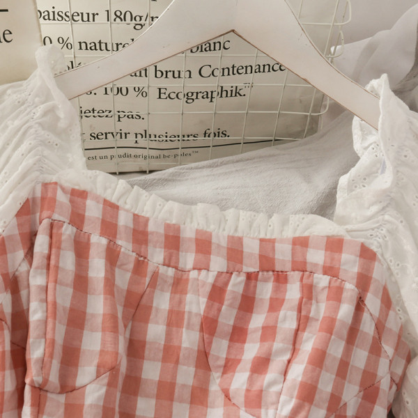 Разкроена дамска рокля с къс ръкав и панделка 