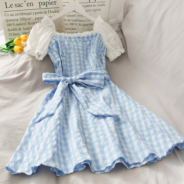 Разкроена дамска рокля с къс ръкав и панделка 