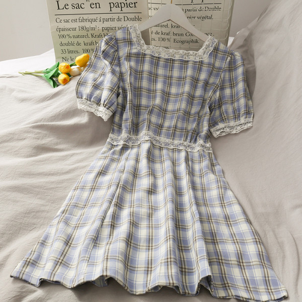 Retro naiste ruuduline kleit kandilise kaelusega ja pitselementidega