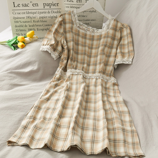 Retro naiste ruuduline kleit kandilise kaelusega ja pitselementidega