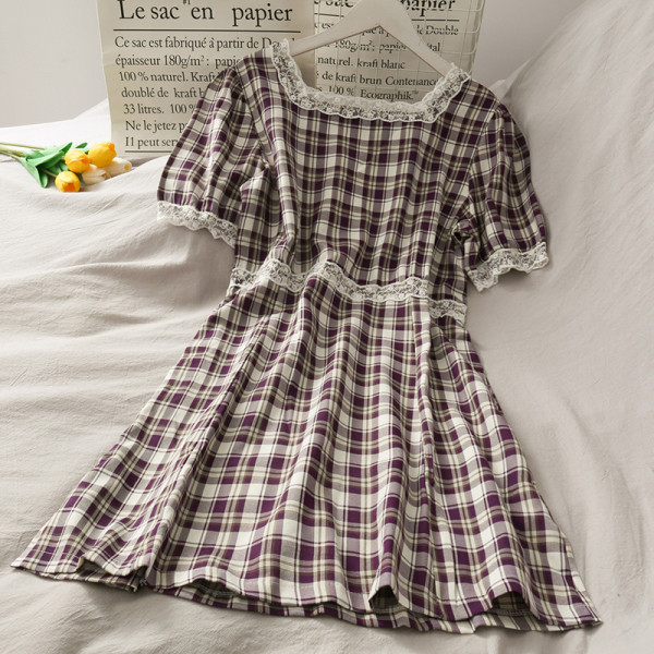 Retro naiste ruuduline kleit kandilise kaelusega ja pitselementidega