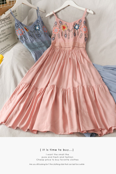 Gara sieviešu kleita ar izšuvumu un špica kakla izgriezumu