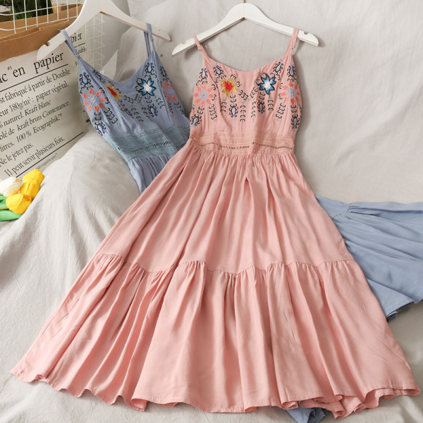 Gara sieviešu kleita ar izšuvumu un špica kakla izgriezumu