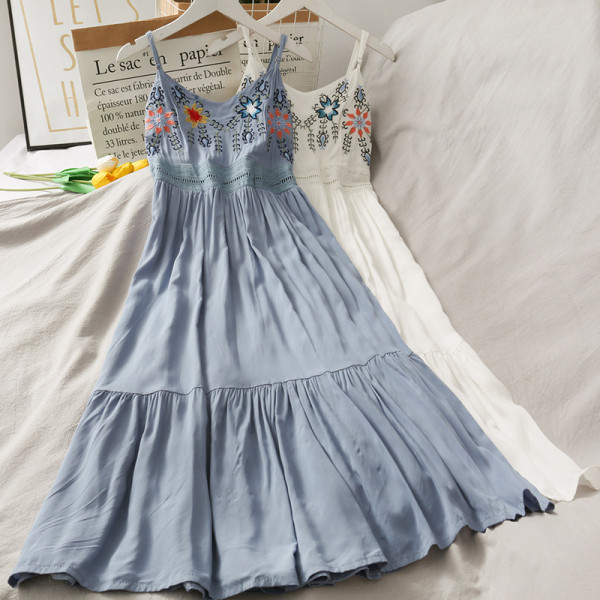 Gara sieviešu kleita ar izšuvumu un špica kakla izgriezumu