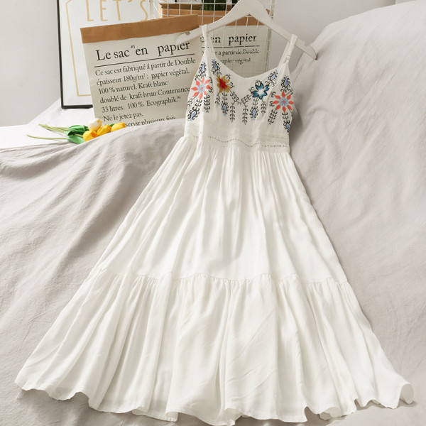 Gara sieviešu kleita ar izšuvumu un špica kakla izgriezumu