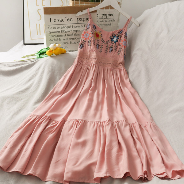 Gara sieviešu kleita ar izšuvumu un špica kakla izgriezumu