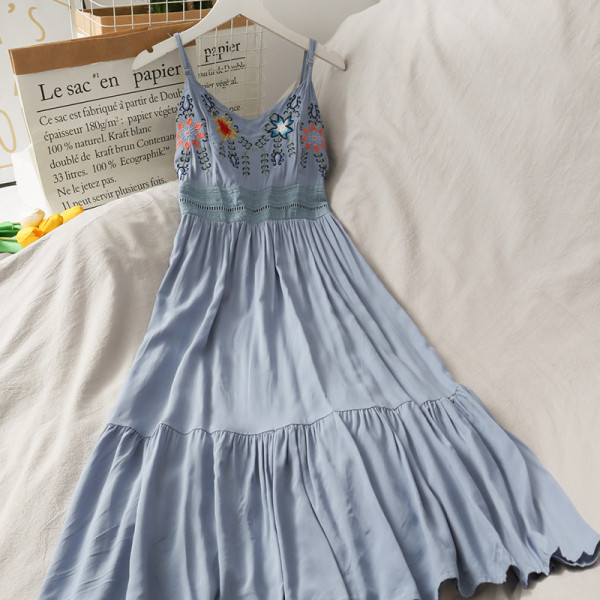 Gara sieviešu kleita ar izšuvumu un špica kakla izgriezumu