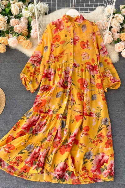 Klassikalise krae ja lillemustriga moodne naiste kleit