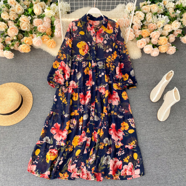 Klassikalise krae ja lillemustriga moodne naiste kleit