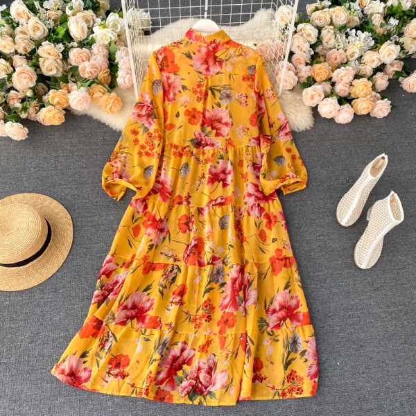 Klassikalise krae ja lillemustriga moodne naiste kleit