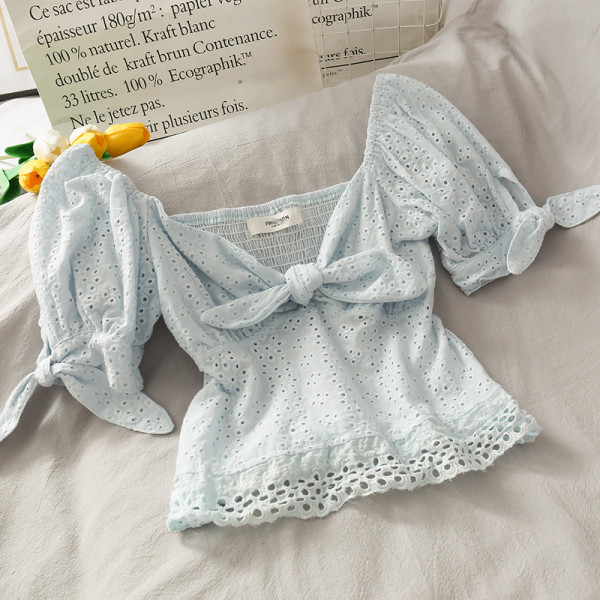 Moderna sieviešu blūze ar lentītēm