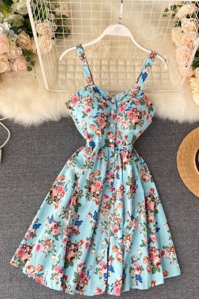 Izgriezta sieviešu kleita ar pogām un ziedu rakstu