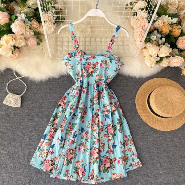 Izgriezta sieviešu kleita ar pogām un ziedu rakstu