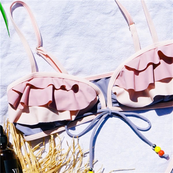 Kaheosaline ujumistrikoo õhukeste rihmade ja ülaosas lipsudega