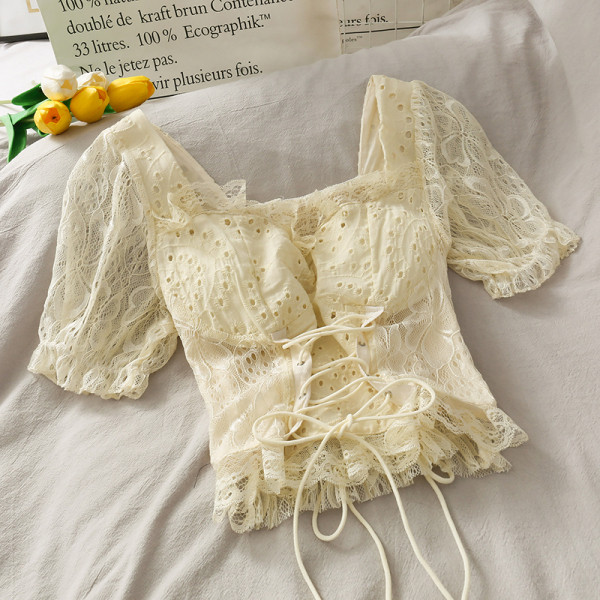 Sieviešu mežģīņu blūze ar kvadrātveida kakla izgriezumu un saitēm