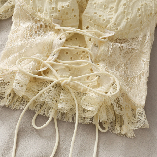 Sieviešu mežģīņu blūze ar kvadrātveida kakla izgriezumu un saitēm