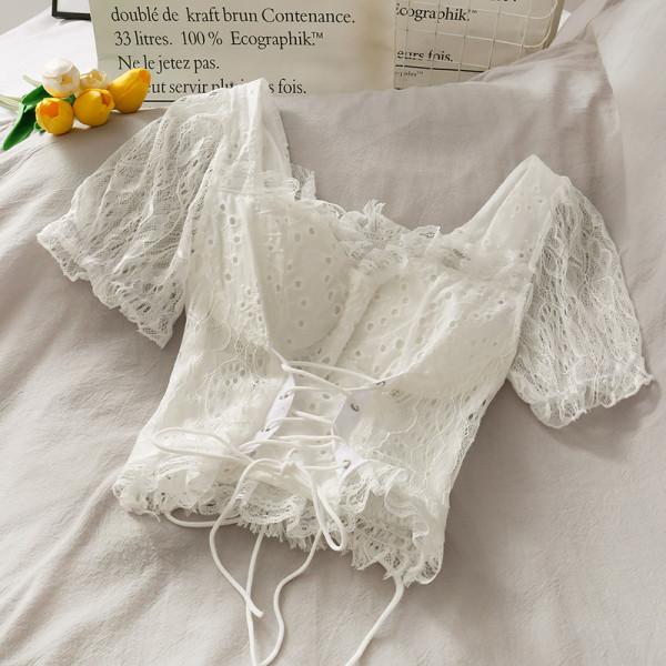 Sieviešu mežģīņu blūze ar kvadrātveida kakla izgriezumu un saitēm