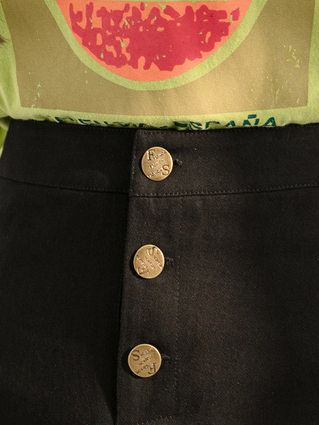 Naiste kõrge vöökoha ja nööpidega A-kujuline seelik