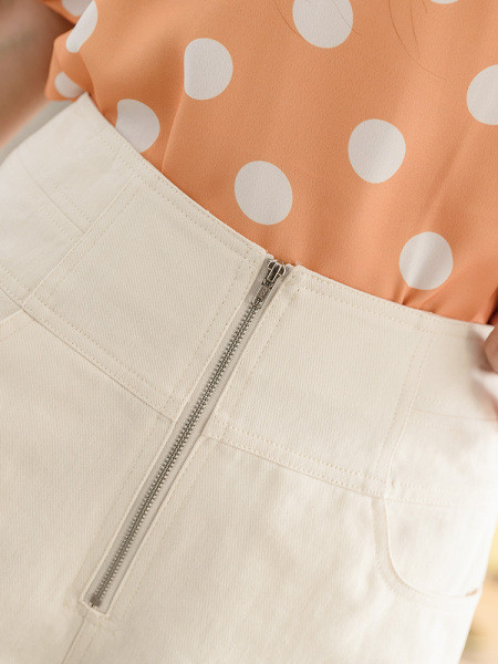 Sieviešu šorti ar kabatām un rāvējslēdzēju