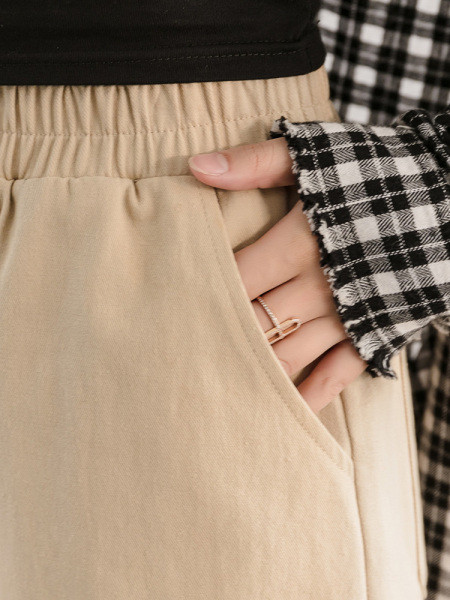 Ikdienas sieviešu bikses ar garumu virs ceļgala un elastīgu jostasvietu