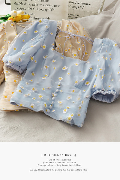 Sieviešu blūze ar kvadrātveida kakla izgriezumu un izšuvumiem