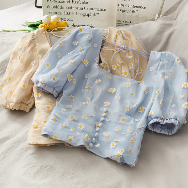 Sieviešu blūze ar kvadrātveida kakla izgriezumu un izšuvumiem