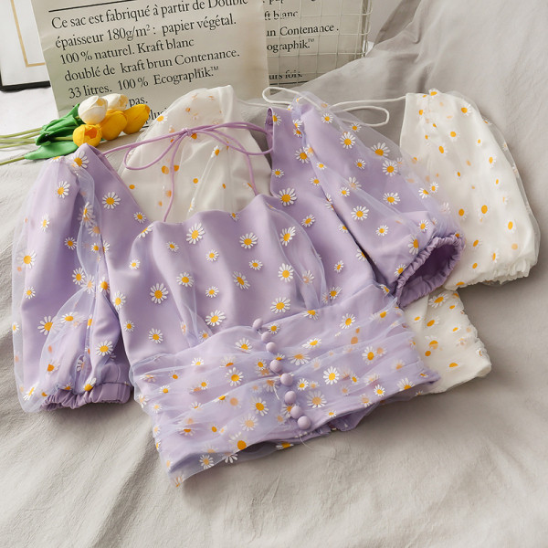 Sieviešu blūze ar kvadrātveida kakla izgriezumu un izšuvumiem