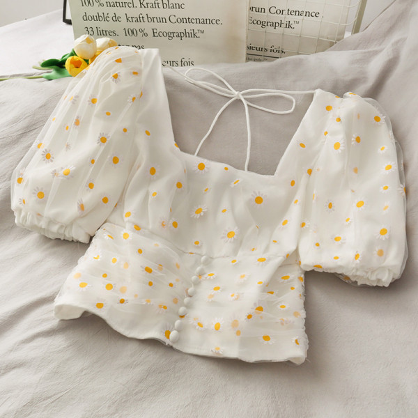 Sieviešu blūze ar kvadrātveida kakla izgriezumu un izšuvumiem