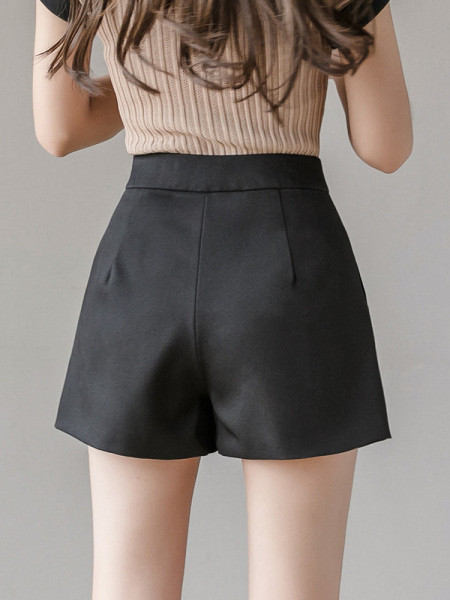 Mūsdienīgi sieviešu šorti ar augstu vidukli un pogu