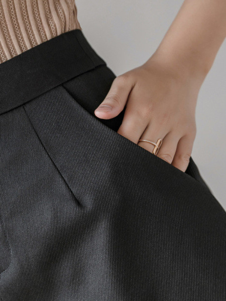 Mūsdienīgi sieviešu šorti ar augstu vidukli un pogu