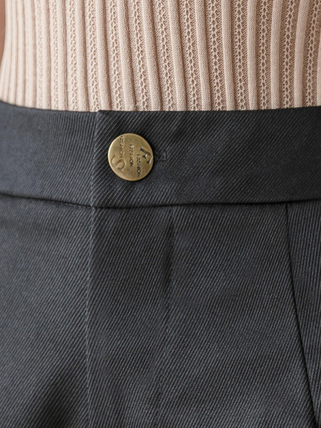 Mūsdienīgi sieviešu šorti ar augstu vidukli un pogu