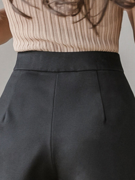 Mūsdienīgi sieviešu šorti ar augstu vidukli un pogu