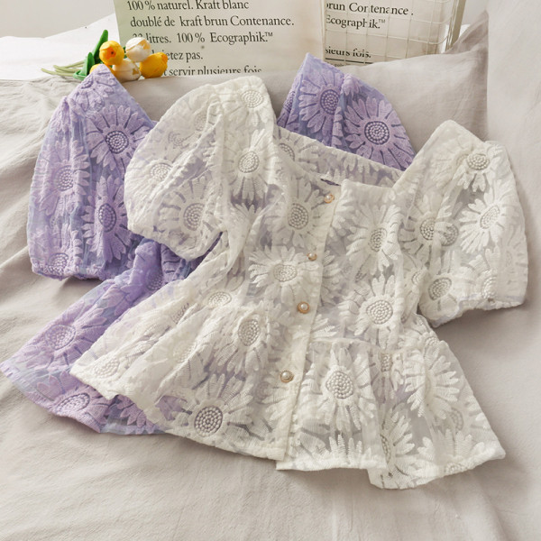 Sieviešu mežģīņu krekls ar izšuvumu un pērļu pogām