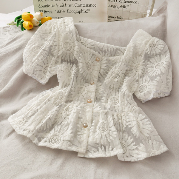 Sieviešu mežģīņu krekls ar izšuvumu un pērļu pogām