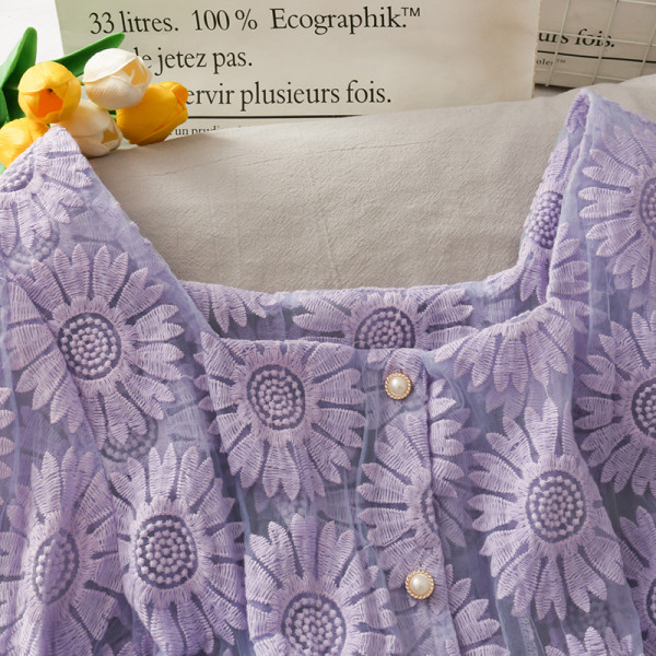 Sieviešu mežģīņu krekls ar izšuvumu un pērļu pogām