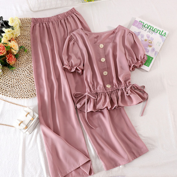 Moodne kaheosaline naiste komplekt - lühikeste varrukatega pluus ja laiad püksid