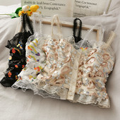 Mūsdienīgs sieviešu tops ar fliteriem un mežģīnēm