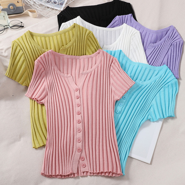 Naiste vabaaja lühikeste varrukatega pluus, ovaalne kaelus ja nööbid