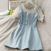 Moderna sieviešu kleita ar ovālu kakla izgriezumu un īsām piedurknēm