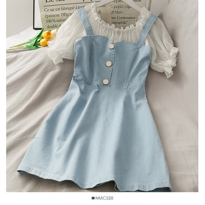 Moderna sieviešu kleita ar ovālu kakla izgriezumu un īsām piedurknēm