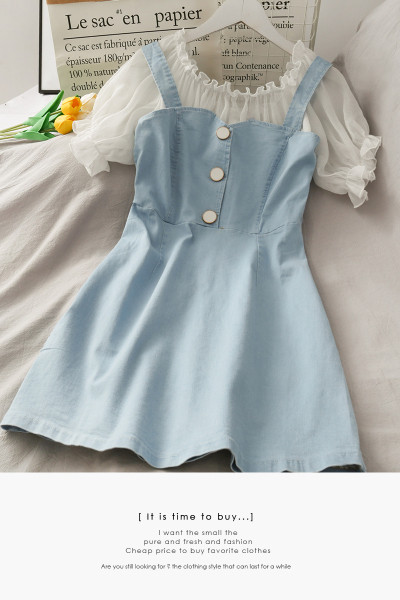 Moderna sieviešu kleita ar ovālu kakla izgriezumu un īsām piedurknēm