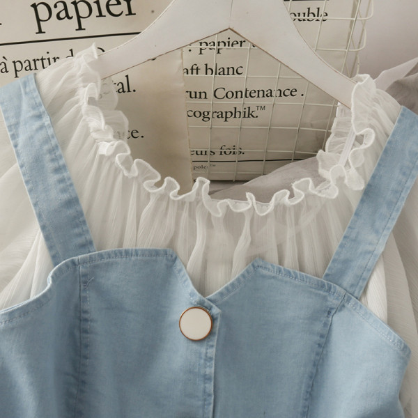 Moderna sieviešu kleita ar ovālu kakla izgriezumu un īsām piedurknēm