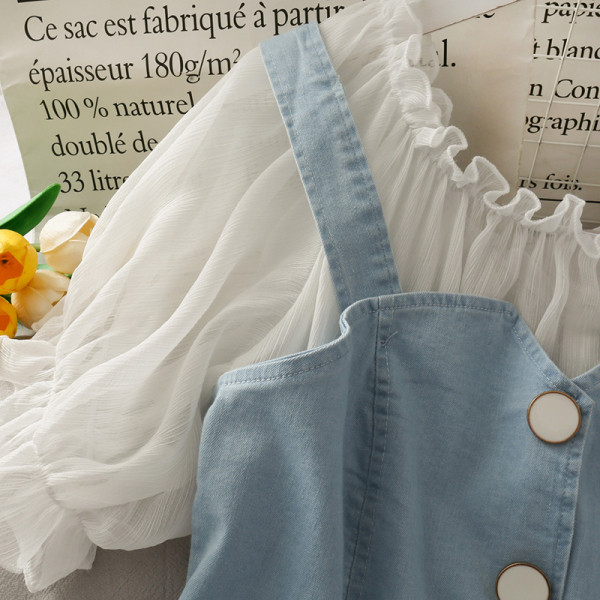 Moderna sieviešu kleita ar ovālu kakla izgriezumu un īsām piedurknēm