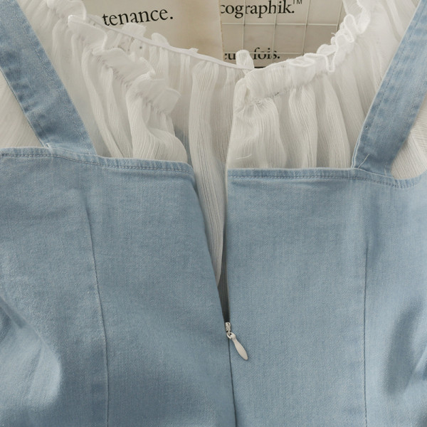 Moderna sieviešu kleita ar ovālu kakla izgriezumu un īsām piedurknēm